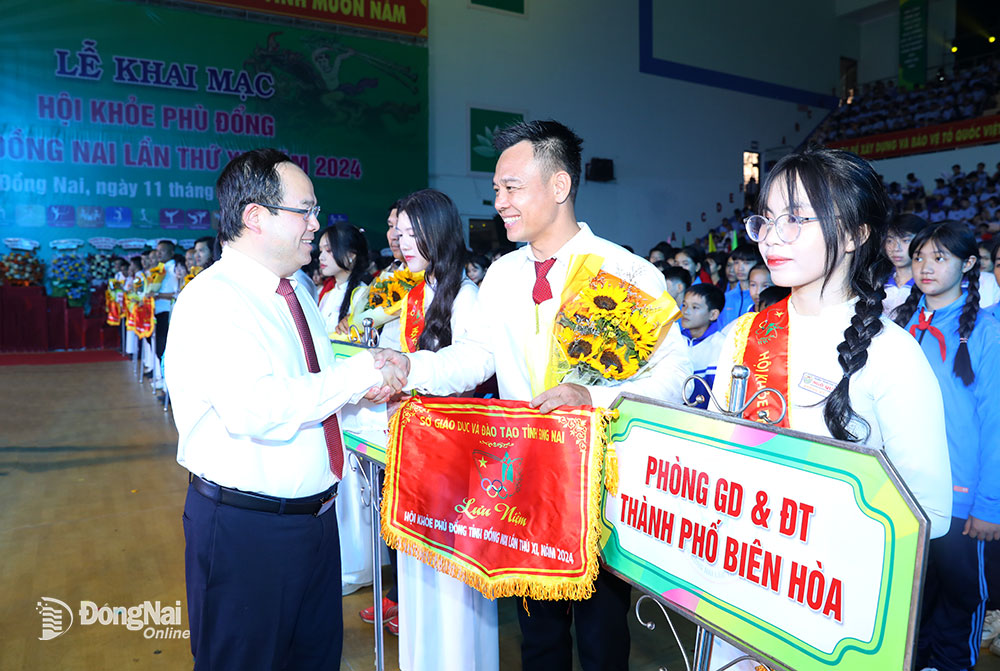 Phó bí thư Tỉnh ủy, Trưởng đoàn Đại biểu Quốc hội tỉnh Quản Minh Cường tặng cờ lưu niệm, hoa cho các đơn vị tham dự. Ảnh: Huy Anh