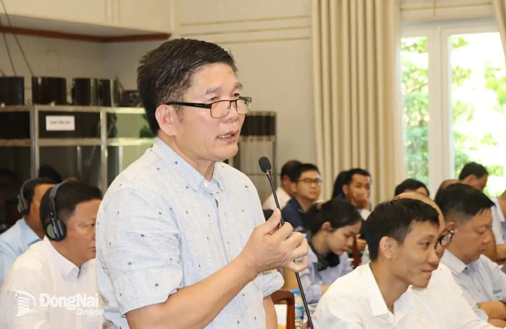 Chủ tịch Hiệp hội Chăn nuôi tỉnh Nguyễn Trí Công trao đổi giải pháp giảm phát thải ngành chăn nuôi. Ảnh Hoàng Lộc