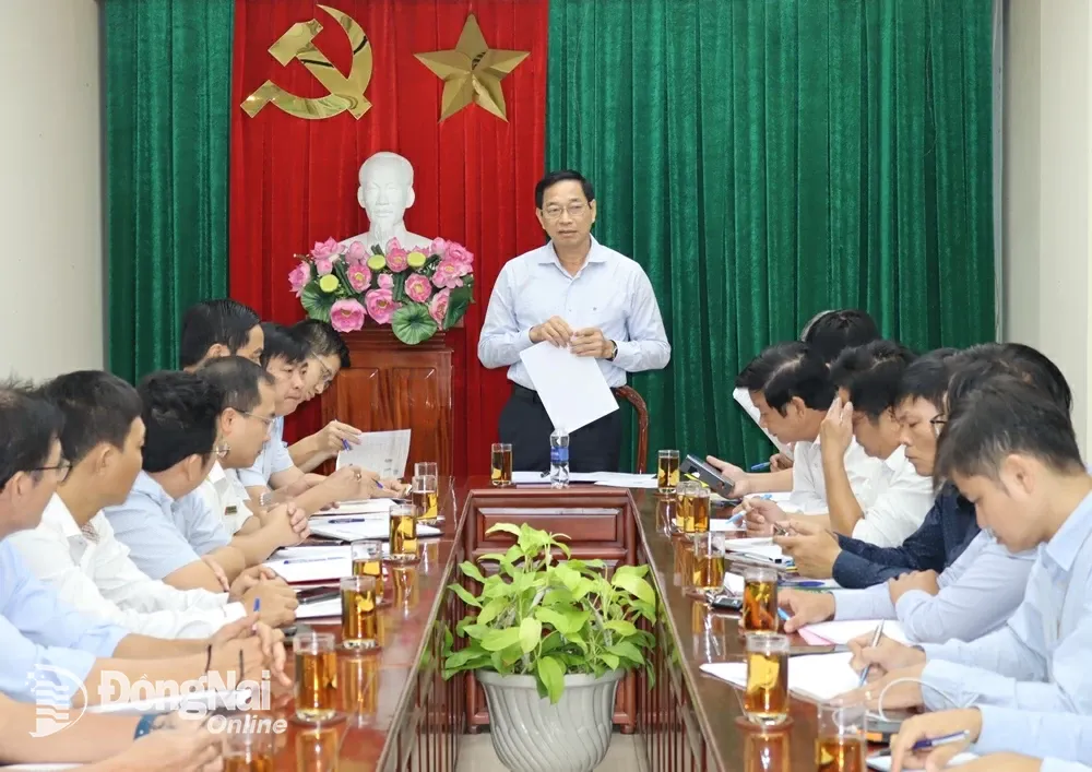 Phó chủ tịch UBND tỉnh Võ Văn Phi phát biểu kết luận. Ảnh: Hoàng Lộc