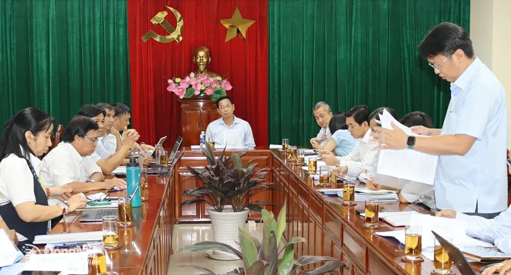 Phó chủ tịch UBND tỉnh Võ Văn Phi làm việc với Ban Quản lý dự án công trình điện miền Nam. Ảnh Hoàng Lộc