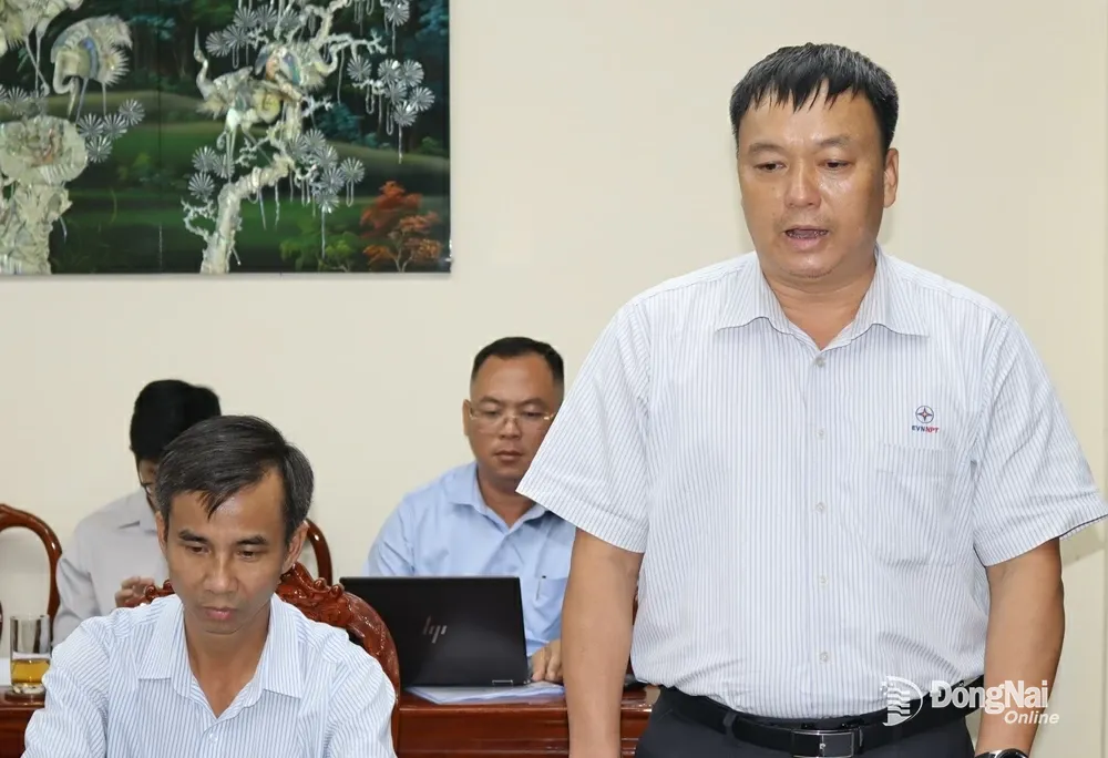 Lãnh đạo Ban Quản lý dự án công trình điện miền Nam báo cáo tại buổi làm việc. Ảnh Hoàng Lộc