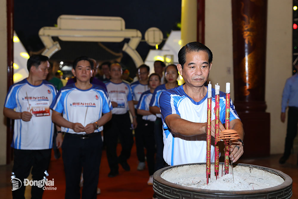  Ủy viên Ban thường vụ Tỉnh ủy, Chủ tịch HĐND tỉnh Thái Bảo dẫn đầu đoàn vào dâng hương tại Văn miêu Trấn Biên Ảnh: Huy Anh 