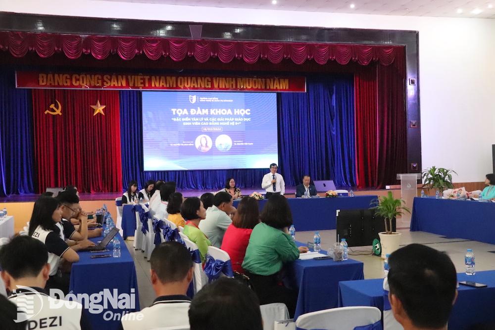 Phó chủ tịch UBND tỉnh Nguyễn Sơn Hùng phát biểu tại buổi tọa đàm. Ảnh: Hải Yến