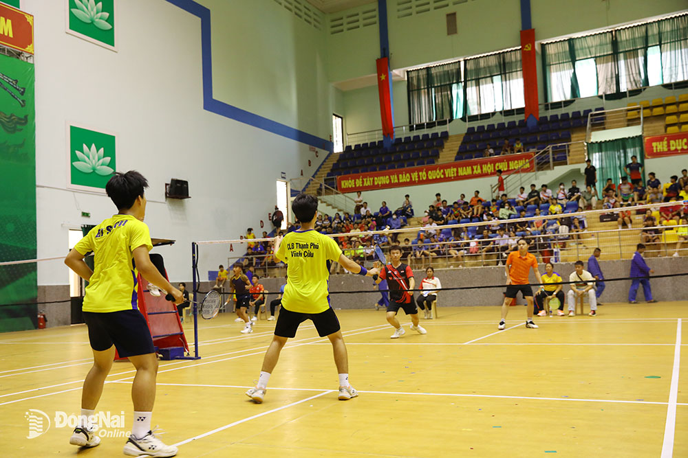 Các vận động viên thi đấu trận chung kết đôi nam 12-13 tuổi. Trong ảnh: Đôi vận động viên huyện Vĩnh Cửu (áo vàng) giành chiến thắng