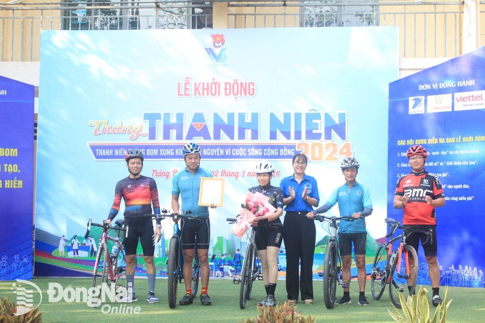 Phó chủ tịch Hội Liên hiệp thanh niên H.Trảng Bom Trần Thị Thanh Thanh trao quyết định thành lập CLB xe đạp thể thao H.Trảng Bom