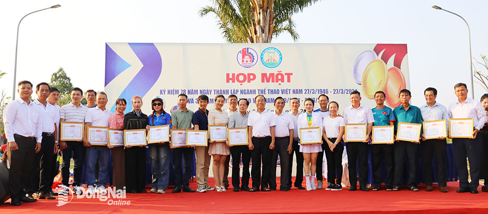UBND thành phố Biên Hòa trao thư cảm ơn 2 đơn vị đã hỗ trợ, đồng hành; khen thưởng 23 đơn vị có nhiều đóng góp tích cực cho hoạt động thể thao văn hóa của thành phố Biên Hòa trong năm 2023. Ảnh: Huy Anh