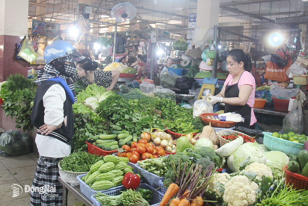 Các điểm kinh doanh tự phát bên ngoài chợ tác động không nhỏ đến sức mua trong khu vực chợ chính. Trong ảnh: Một cửa hàng kinh doanh các loại rau củ quả trong chợ Biên Hòa. Ảnh: Hải Hà