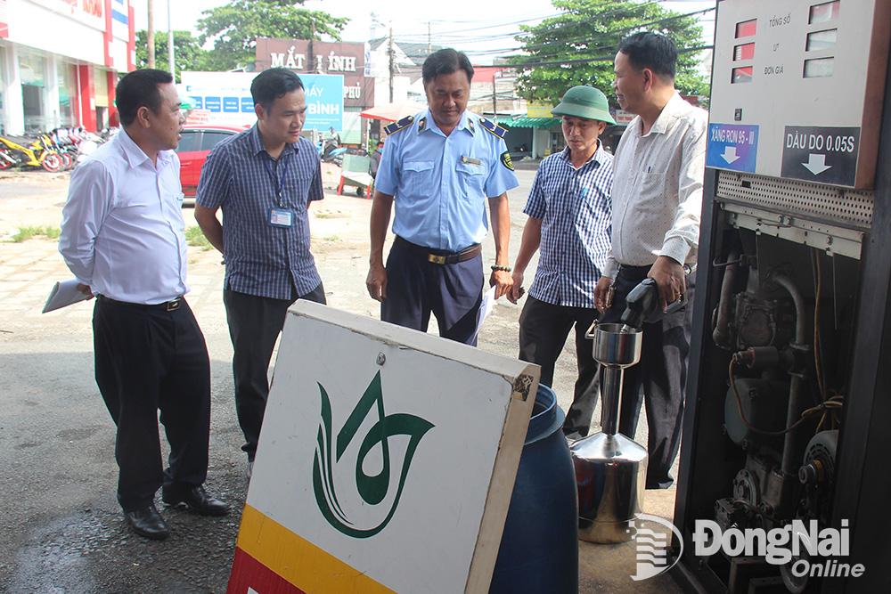 Lực lượng chức năng kiểm tra một cửa hàng bán lẻ xăng dầu tại thành phố Biên Hòa trong năm 2023. (Ảnh minh họa: Hải Quân)