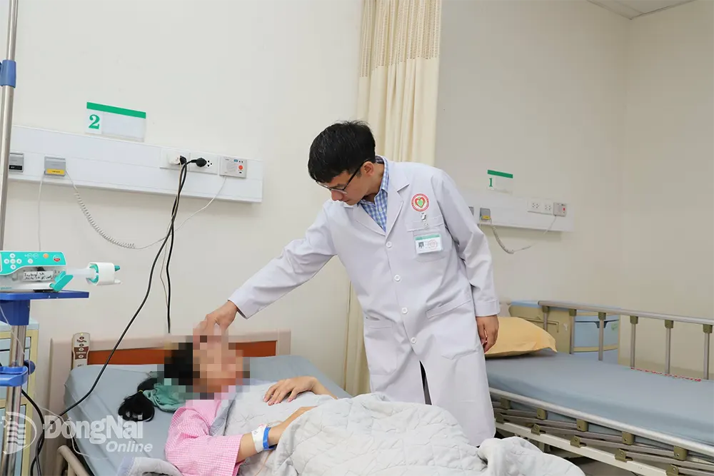 Bác sĩ Hùng tái khám cho bệnh nhân sau ca mổ. Ảnh: BVCC
