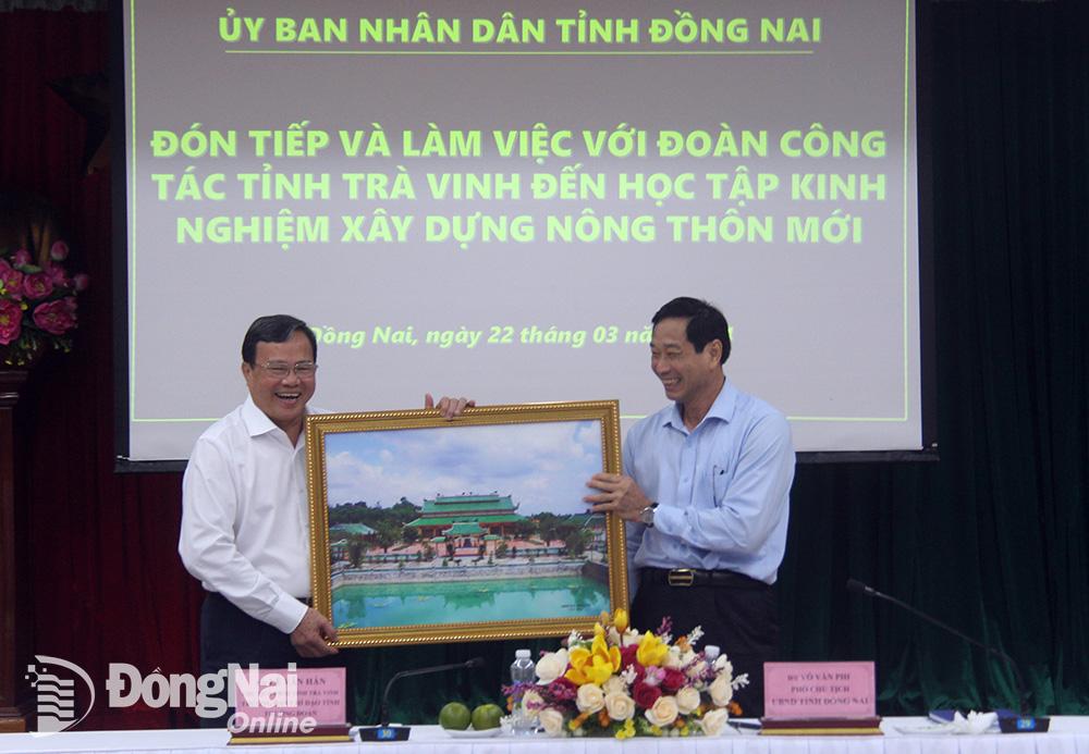 Phó chủ tịch UBND tỉnh Võ Văn Phi trao tặng quà lưu niệm cho Phó bí thư Tỉnh ủy, Chủ tịch UBND tỉnh Trà Vinh Lê Văn Hẳn. Ảnh: Hải Quân