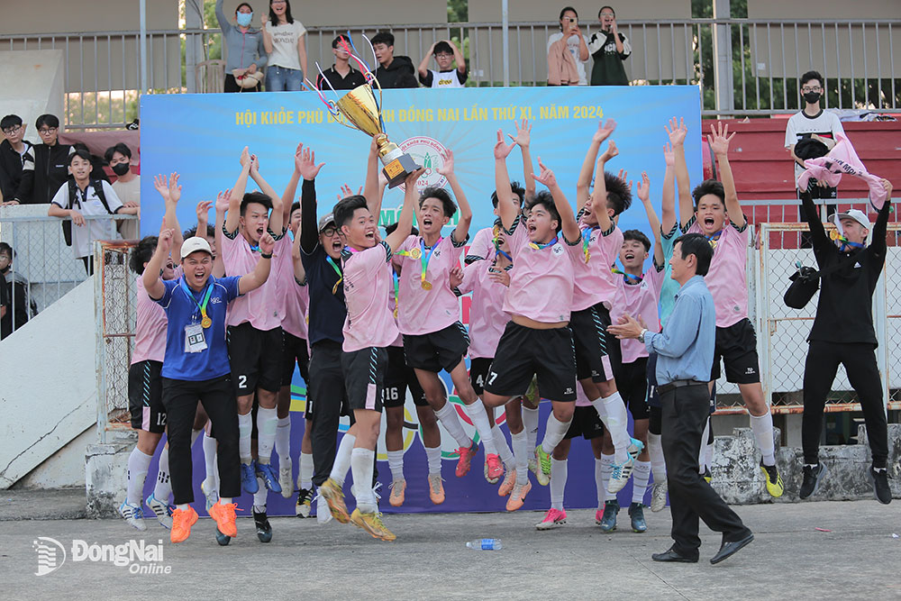 Thầy trò Trường trung học phổ thông Lê Quý Đôn - Tân Mai ăn mừng giành chức vô địch bóng đá nam