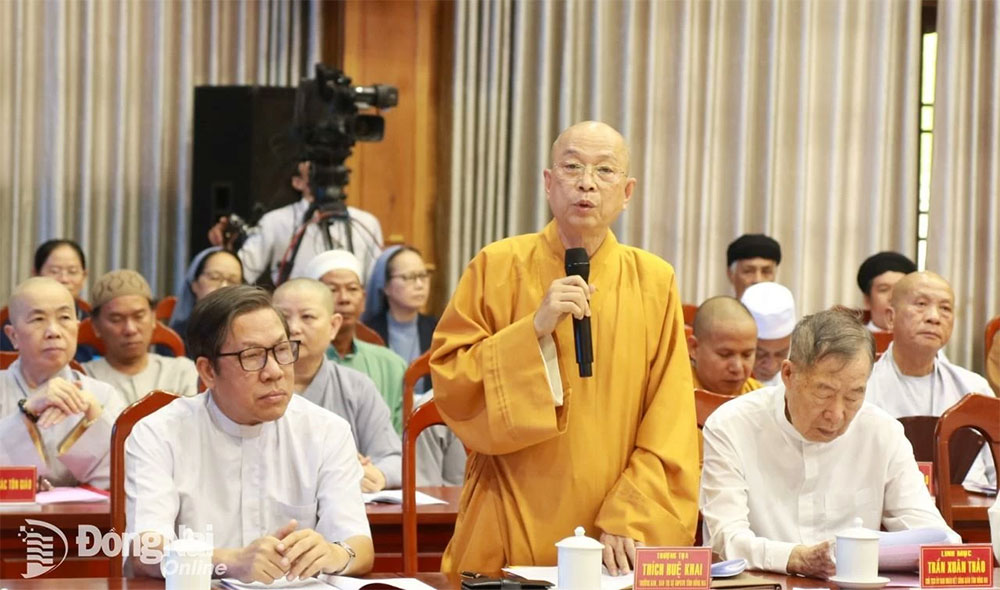 Thượng tọa Thích Huệ Khai, Trưởng ban Trị sự giáo hội Phật giáo Việt Nam tỉnh phát biểu tại chương trình. Ảnh: Sông Thao