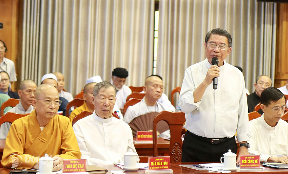 Linh mục Ngô Công Sứ, Hạt trưởng giáo hạt Gia Kiệm (huyện Thống Nhất) phát biểu tại chương trình. Ảnh: Sông Thao