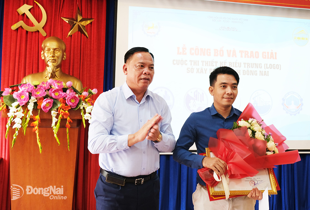 Quyền Chủ tịch UBND tỉnh Võ Tấn Đức trao giải nhất cho tác giả Trần Minh Tuyến. Ảnh: Đắc Nhân