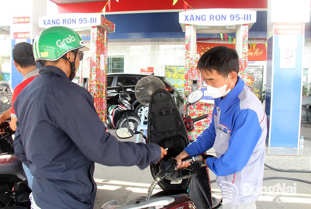 Hoạt động bán lẻ xăng, dầu tại một cửa hàng bán lẻ xăng dầu ở thành phố Biên Hòa. Ảnh: Hải Quân