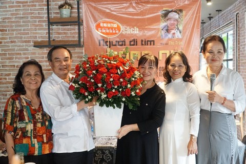 Chủ tịch Hội Nhà văn Thành phố Hồ Chí Minh Trịnh Bích Ngân (bìa phải) cùng các đồng nghiệp tặng hoa chúc mừng nhà văn Thu Trân (giữa).

