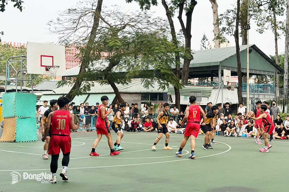 Trận chung kết bóng rổ nam trung học phổ thông giữa đội bóng hai đội Trường trung học phổ thông Song ngữ Á Châu (áo đỏ) và Trường trung học phổ thông Trấn Biên