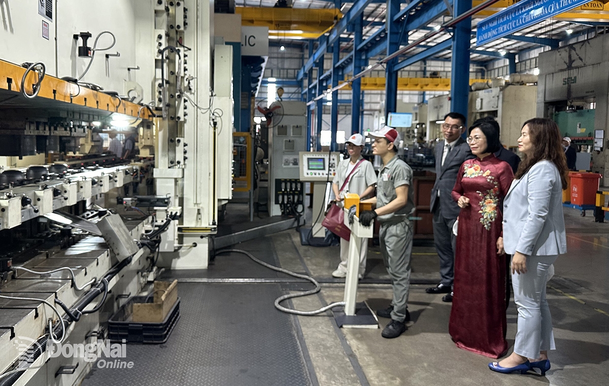 Vice Chairwoman Nguyen Thi Hoang visits high-tech manufacturing plant of Vietnam Precision J.S Co at Ho Nai IP, Trang Bom district.