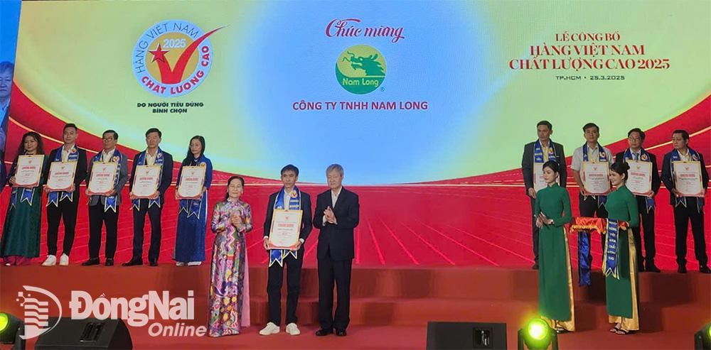 Nam Long Co., one of the businesses in Dong Nai receives 2025 High-Quality Vietnamese Goods certification.







