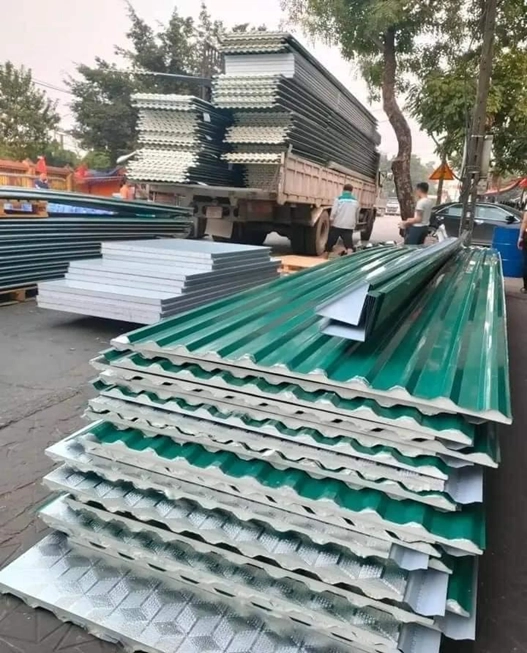 Tôn cách nhiệt tại nhà kho của Công ty Thép SATA. Ảnh: Sắt thép Sata