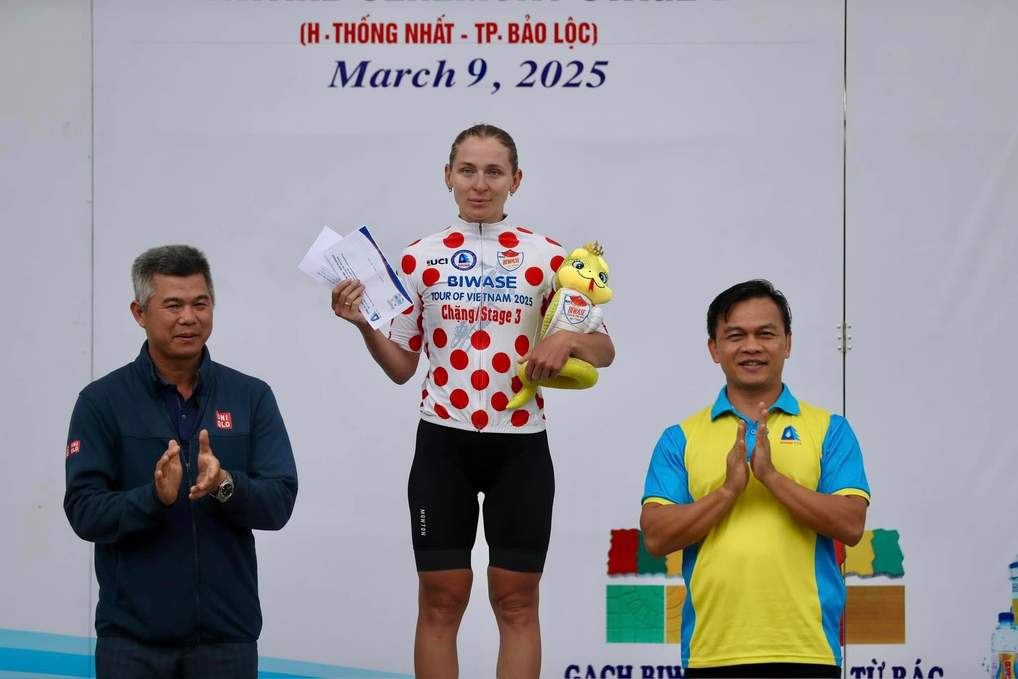 Chiến thắng ở đèo Bảo Lộc, tay đua Natalia Frolova (Biwase Bình Dương) tạm mặc Áo đỏ chấm bi. Ảnh: BTC