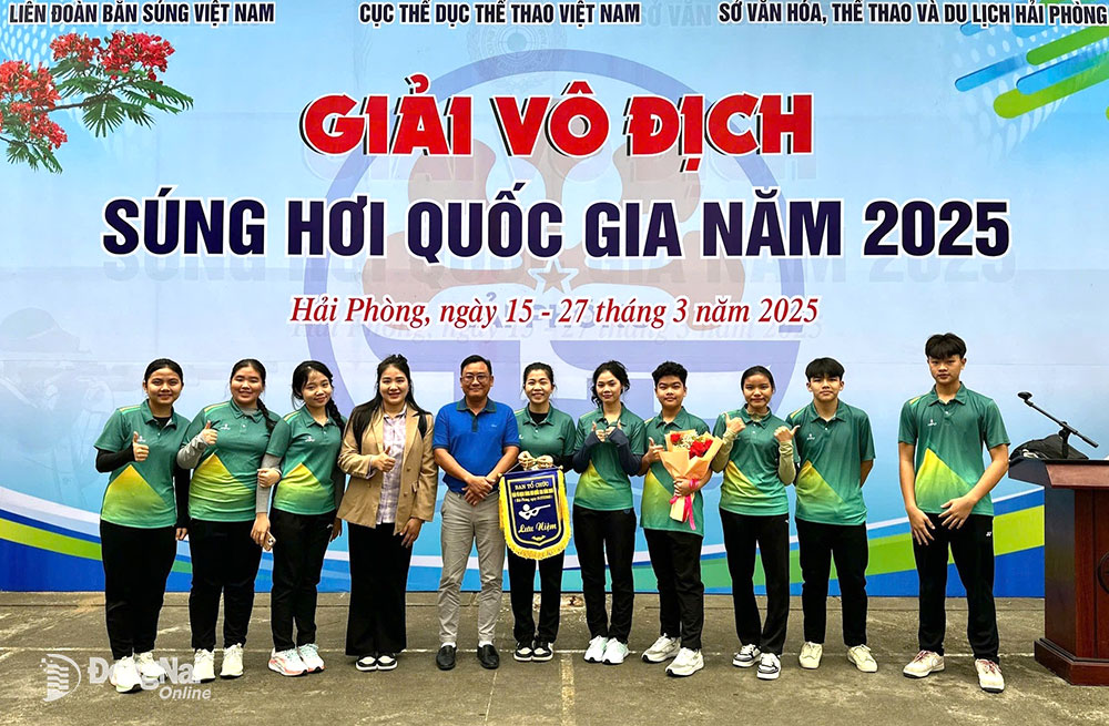 Đoàn bắn súng Đồng Nai chụp hình lưu niệm tại giải. BSĐN