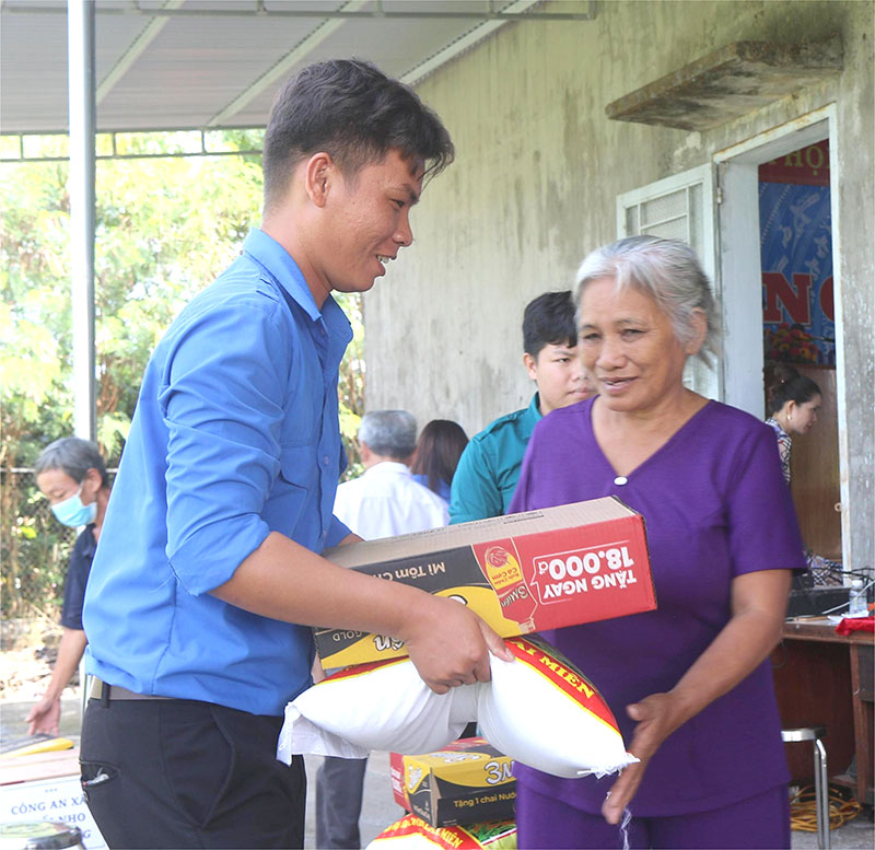 Người cao tuổi tại xã Suối Nho (huyện Định Quán) được nhận quà do địa phương hỗ trợ.