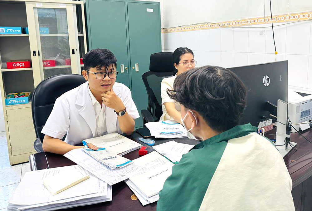 Bác sĩ Nguyễn Văn Quyết khám, tư vấn cho bệnh nhân HIV/AIDS. Ảnh: A.Yên