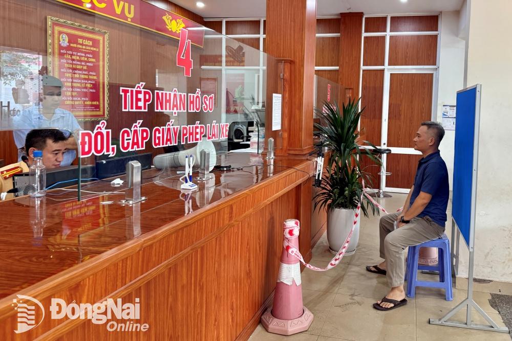 Người dân đến Phòng Cảnh sát giao thông Công an tỉnh để thực hiện thủ tục đổi, cấp lại giấy phép lái xe. Ảnh: Đăng Tùng
