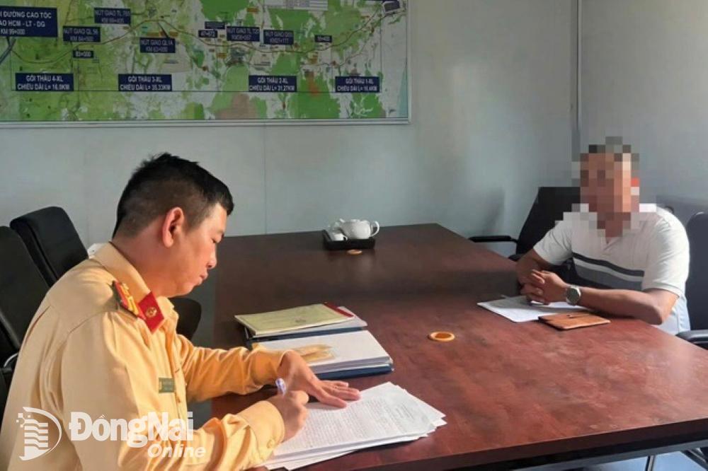 Lập biên bản tài xế xe khách không giữ khoảng cách an toàn trên đường cao tốc Phan Thiết - Dầu Giây