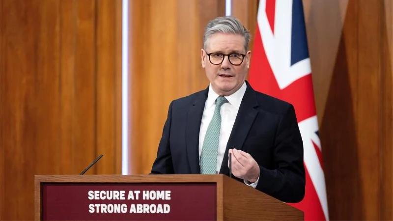 Thủ tướng Anh Keir Starmer trong cuộc họp báo tại London, ngày 25-2-2025. Ảnh: THX/TTXVN