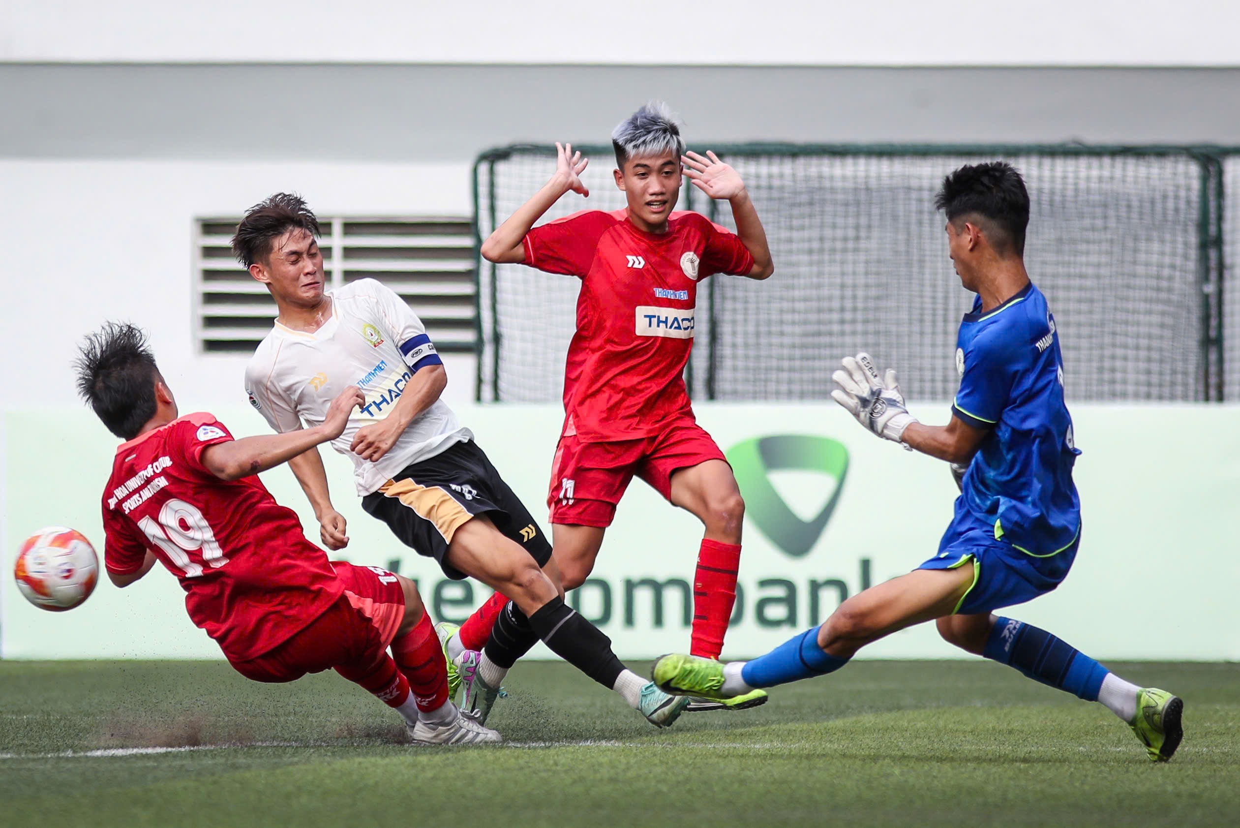 Trường đại học Văn hóa, thể thao và du lịch Thanh Hóa (áo đỏ) thắng Trường đại học Lào tỷ số 2-1 để lên ngôi vô địch. Ảnh: TNO

