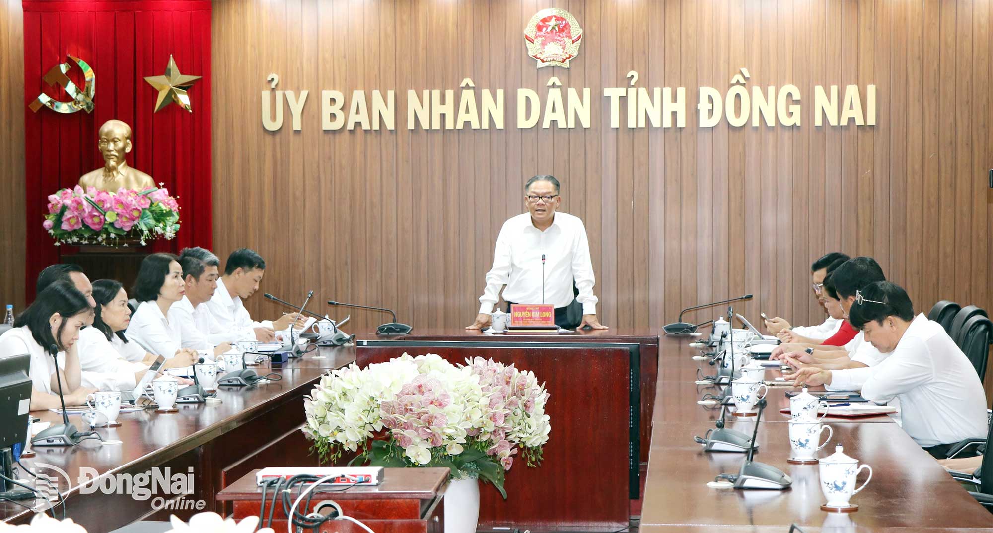 Nguyen Kim Long, Member of the Dong Nai Provincial Party Standing Committee, Standing Vice Chairman of the Provincial Peoples Committee, chairs the meeting. Photo: Vuong The
