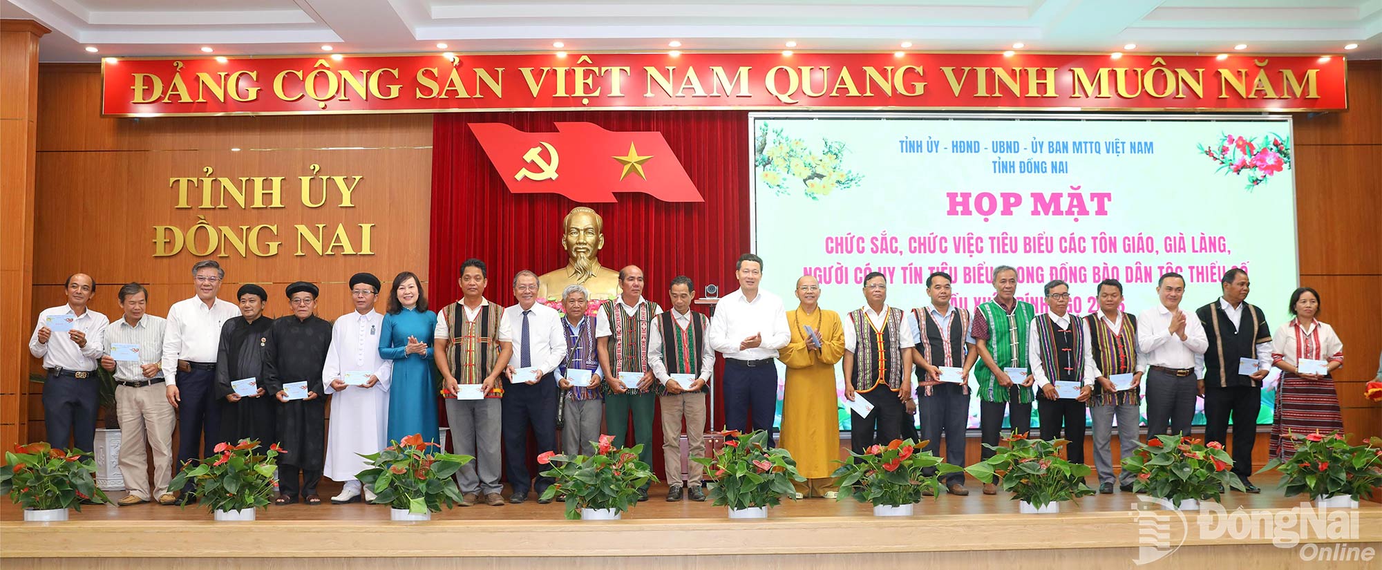 Member of the Party Central Committee, Secretary of the PPC and Head of Dong Nai Provincial Delegation of NA deputies Vu Hong Van, Deputy Secretary of the PPC and Chairwoman of the Dong Nai VFF Committee Huynh Thi Hang and other provincial leaders present gifts to delegates attending the gathering. Photo: Huy Anh.

