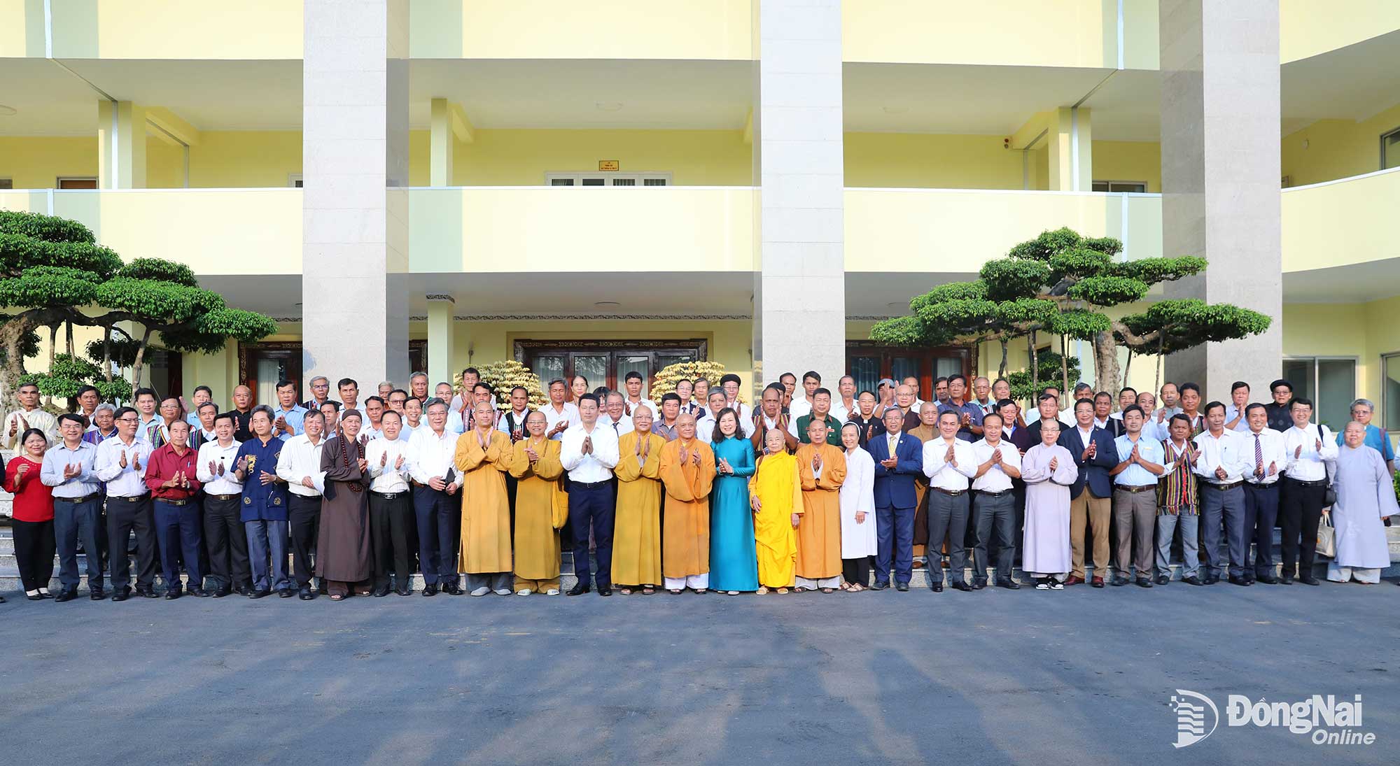 Member of the Party Central Committee, Secretary of the PPC and Head of Dong Nai Provincial Delegation of NA deputies Vu Hong Van, Deputy Secretary of the PPC and Chairwoman of the Dong Nai VFF Committee Huynh Thi Hang and other provincial leaders, delegates pose for a commemorative photo at the gathering. Photo: Huy Anh.

