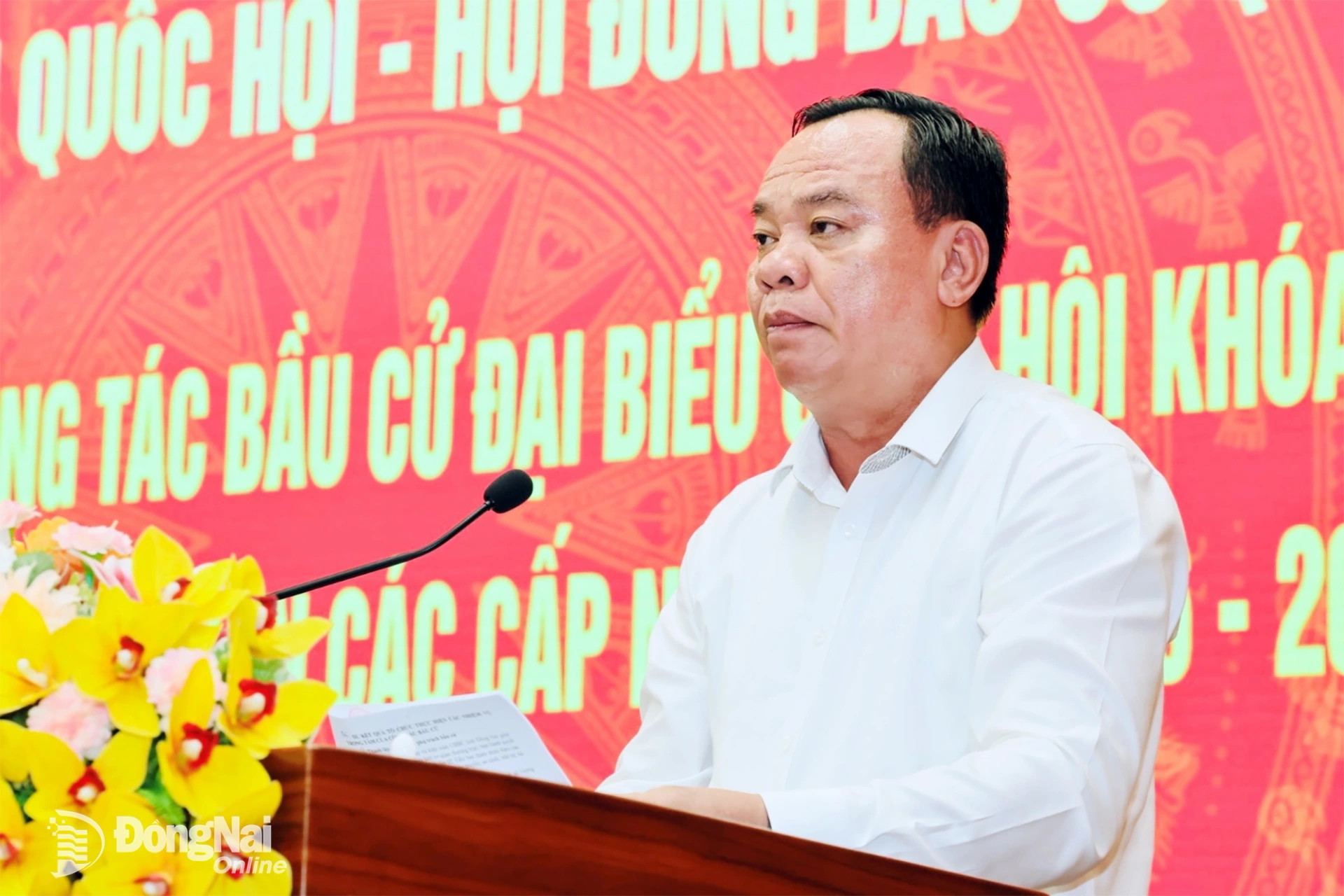 Deputy Secretary of the PPC Vo Tan Duc presents the report of Dong Nai Provincial Election Committee at the meeting. Photo: Cong Nghia

