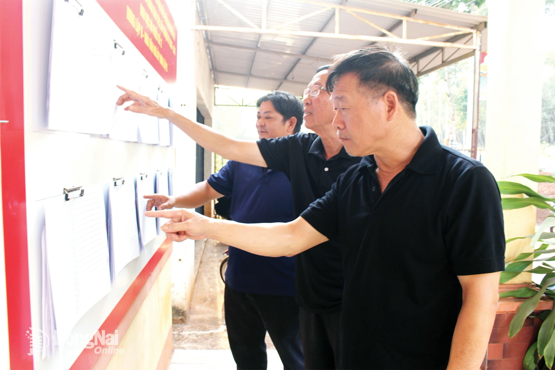 Officials of Hung Loc B hamlet, Tan Hung commune, review the voter list. Photo: Ho Thao


