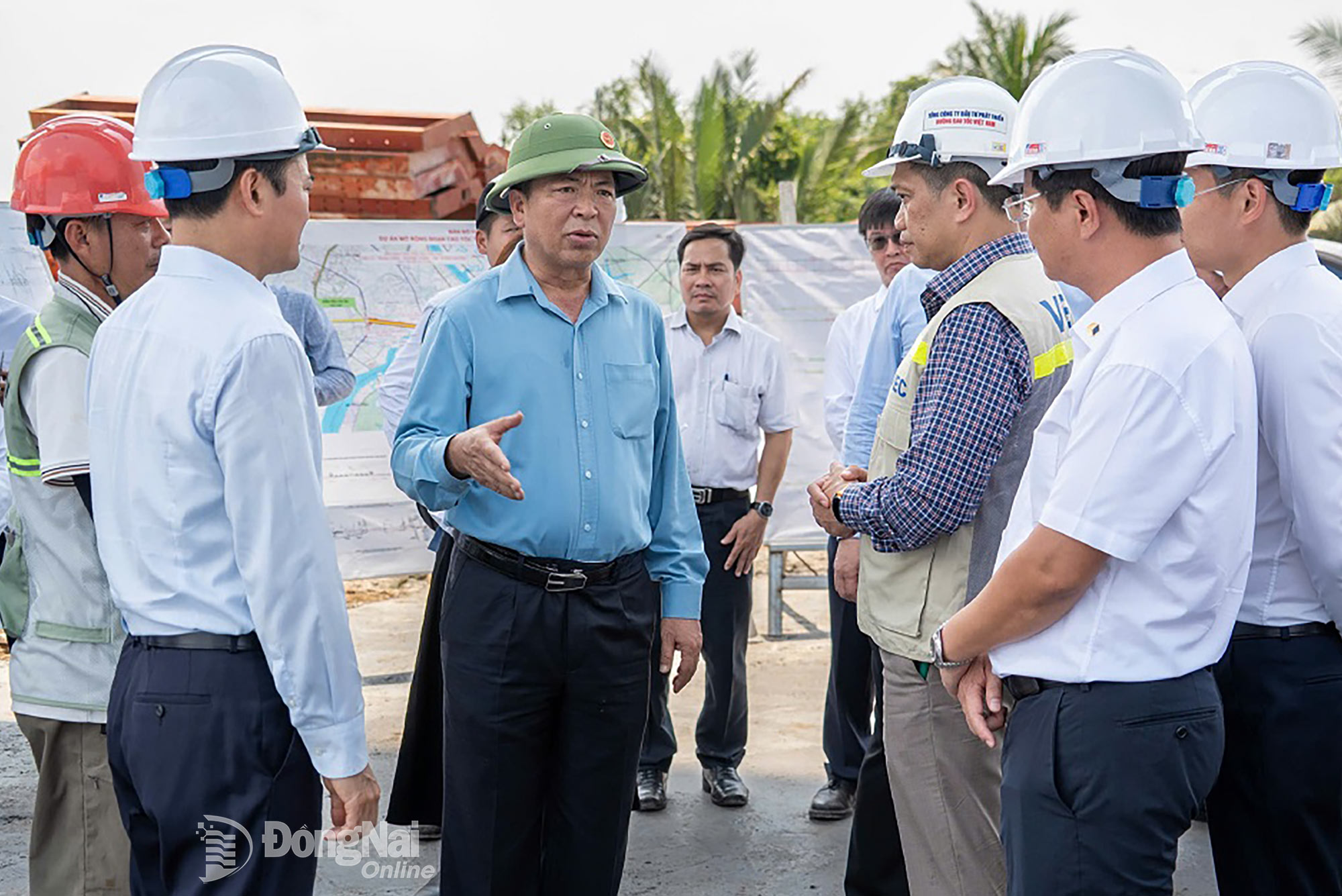 Minister of Construction Tran Hong Minh discusses project progress with relevant units at the construction site of the Ho Chi Minh City – Long Thanh Expressway expansion project. Photo: AL


