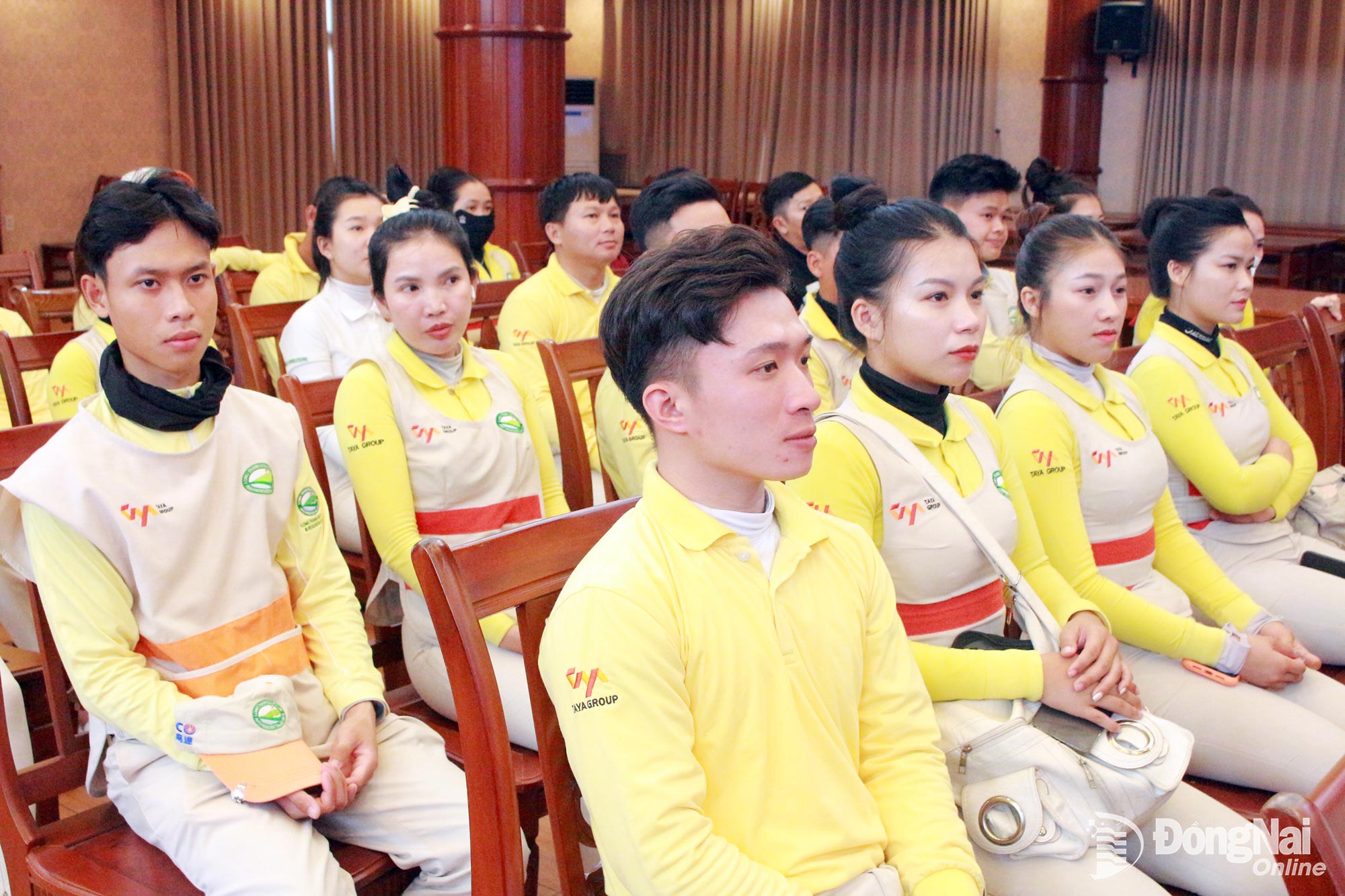 Workers of Long Thanh Golf Investment and Trading Joint - Stock Company (Phuoc Tan ward) participate in an election-related propaganda session organized by the Trade Union. Photo: Thao My

