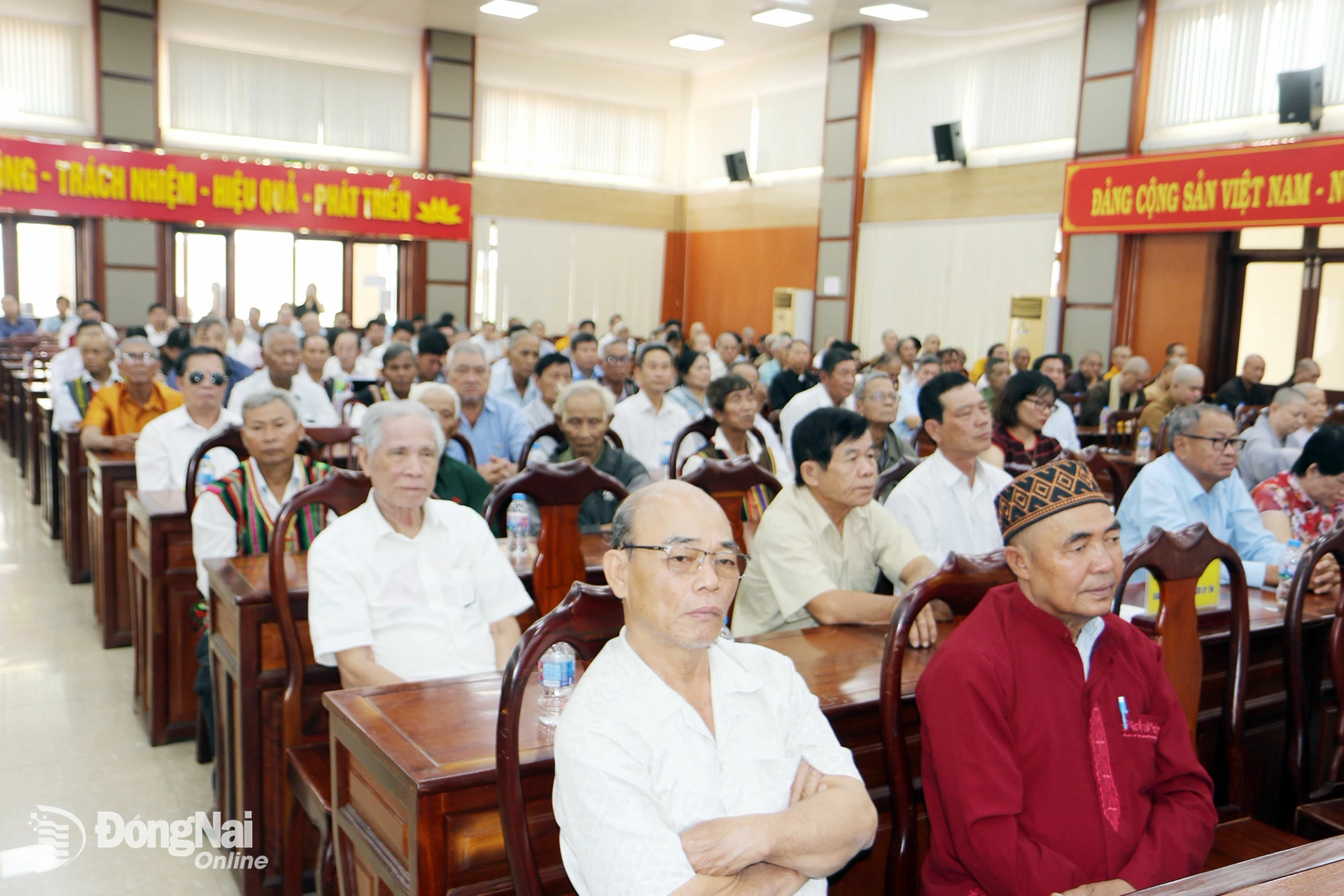 Cham Sa (front row, far right), Head Imam of Thuan Phu Mosque (Thuan Loi commune), and other reputable individuals among ethnic minority communities attend a conference to disseminate information about the election. Photo: Van Truyen

