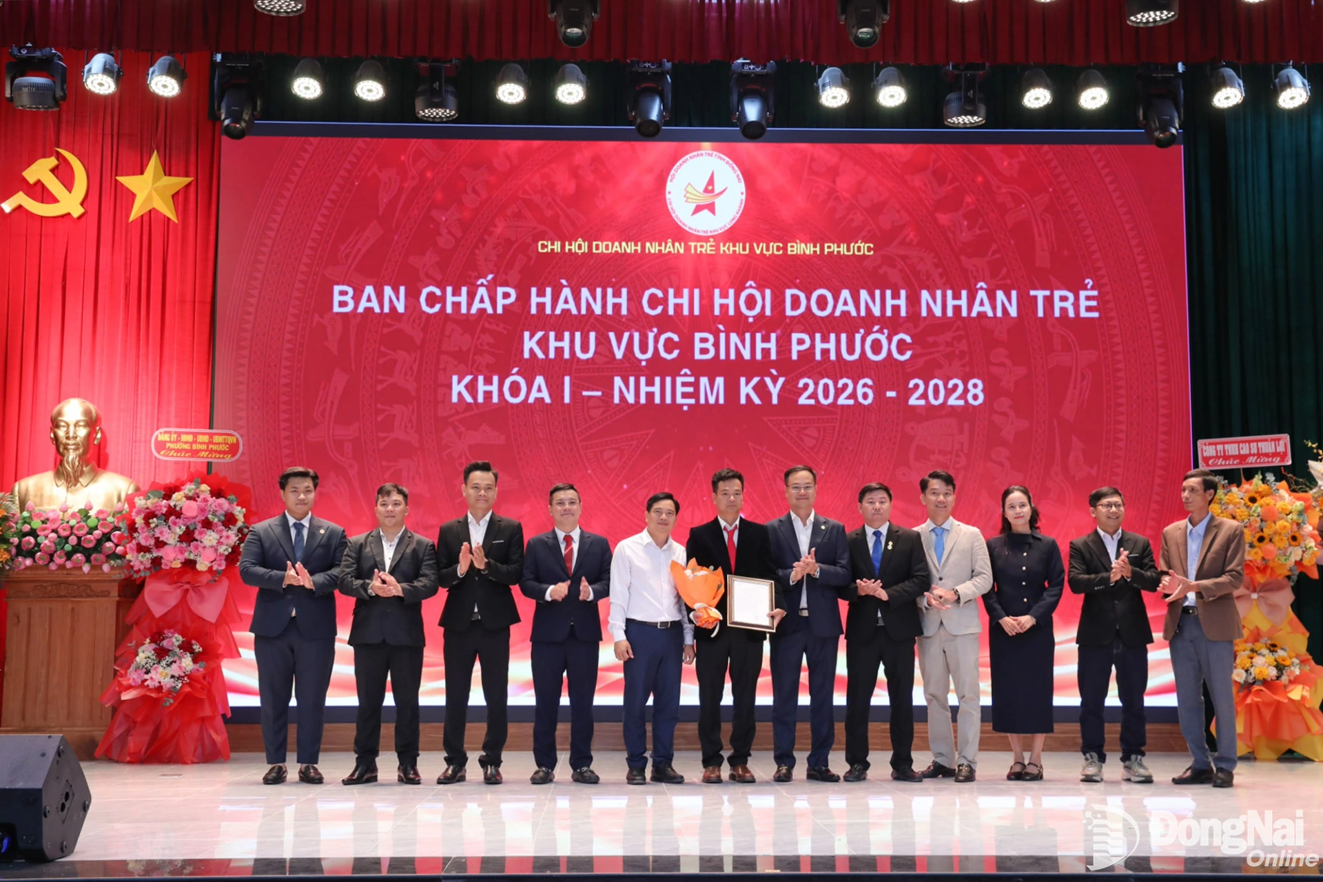 The executive committee of the Binh Phuoc area’s Young Entrepreneurs Sub-Association for the 2026–2028 term makes its debut. Photo: Truong Hien
