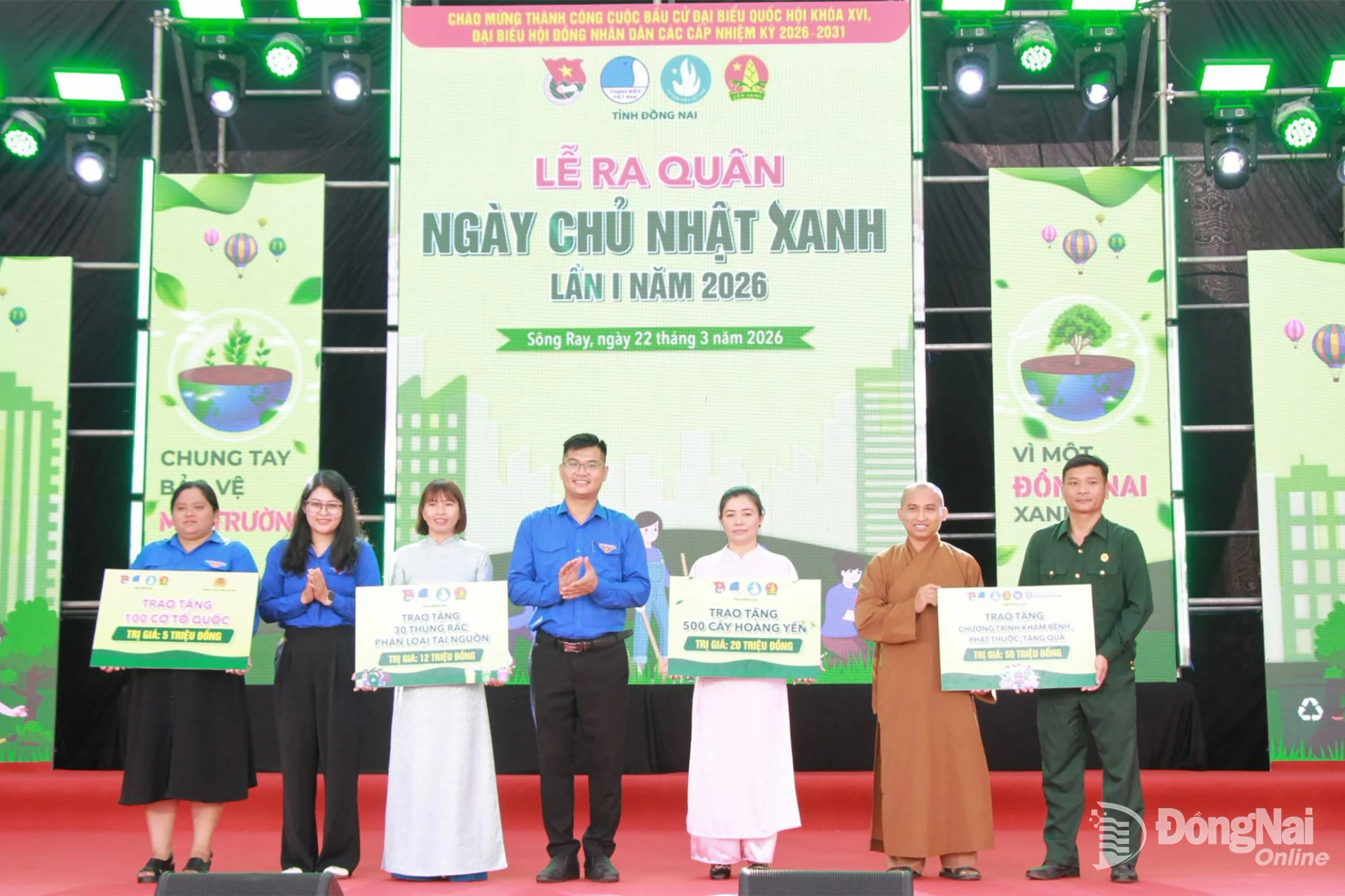DYU’s representatives and sponsors present symbolic resources for the Green Sunday program. Photo: Nga Son
