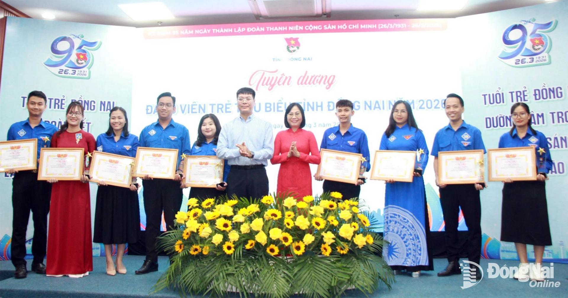 Delegates pose for a group photo with outstanding young Party members honored at the ceremony. Photo: Nga Son.

