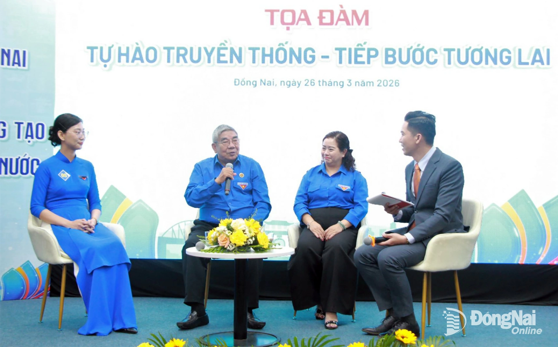 Youth Union officials from different generations share experiences at a panel discussion themed “Proud of tradition – Stepping into the future.” Photo: Nga Son.

