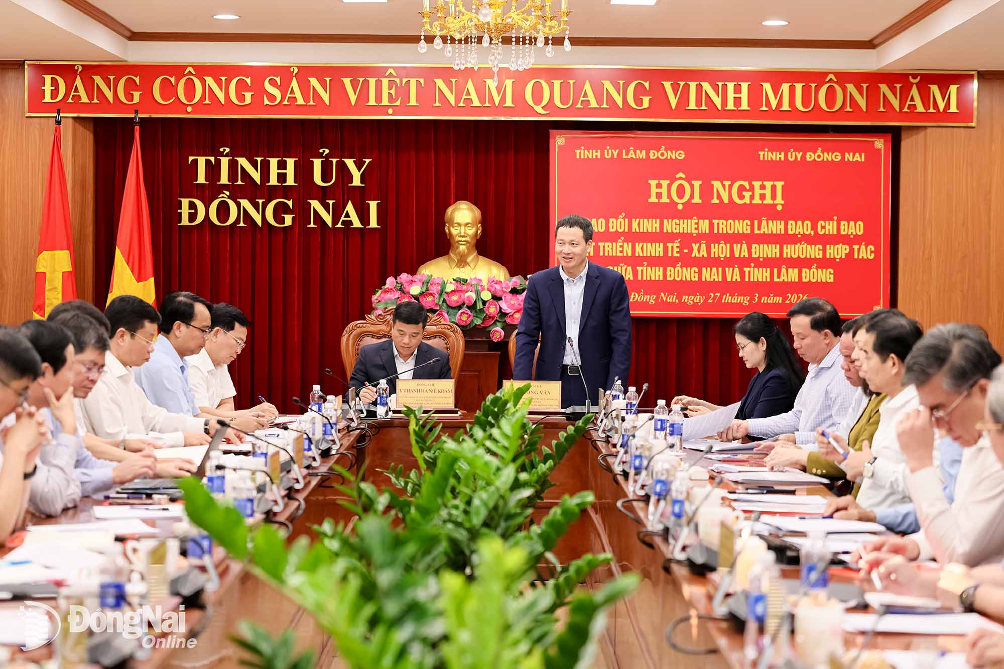 Vu Hong Van, Member of the Party Central Committee, Secretary of the PPC, and Head of the Dong Nai delegation of NA deputies, speaks at the conference. Photo: Cong Nghia