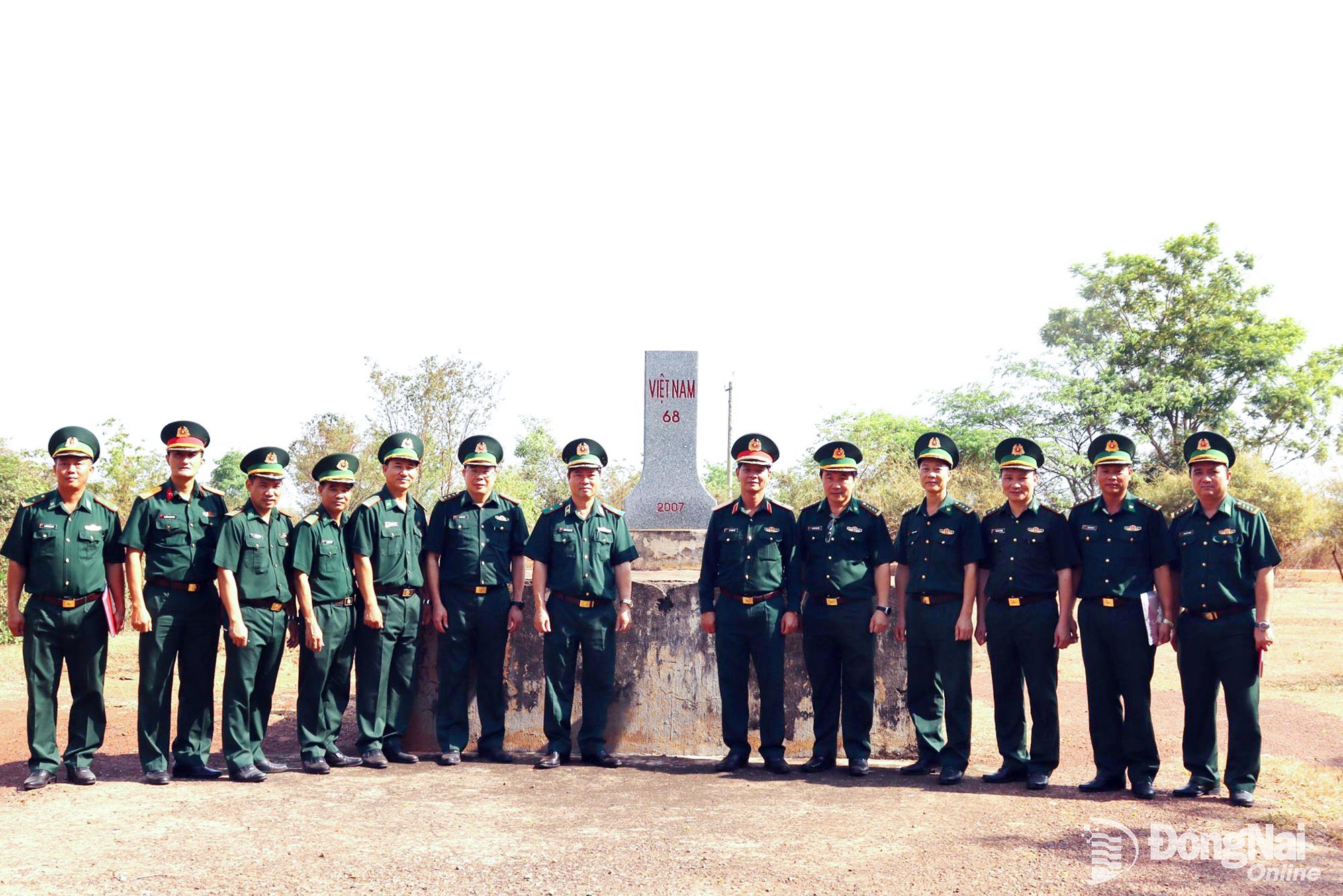 The delegation surveys and inspects the national border marker No. 68 under the management of the Hoa Lu International Border Gate Border Guard Station. Photo: Nguyet Ha

