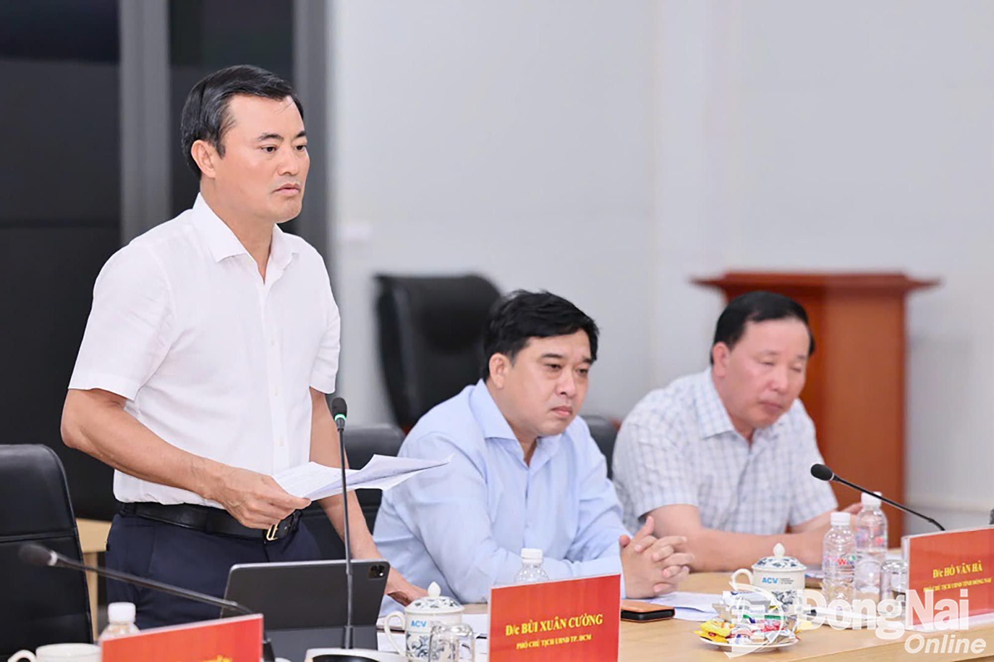 Bui Xuan Cuong, Vice Chairman of the Ho Chi Minh City People’s Committee, speaks at the meeting. Photo: Cong Nghia.