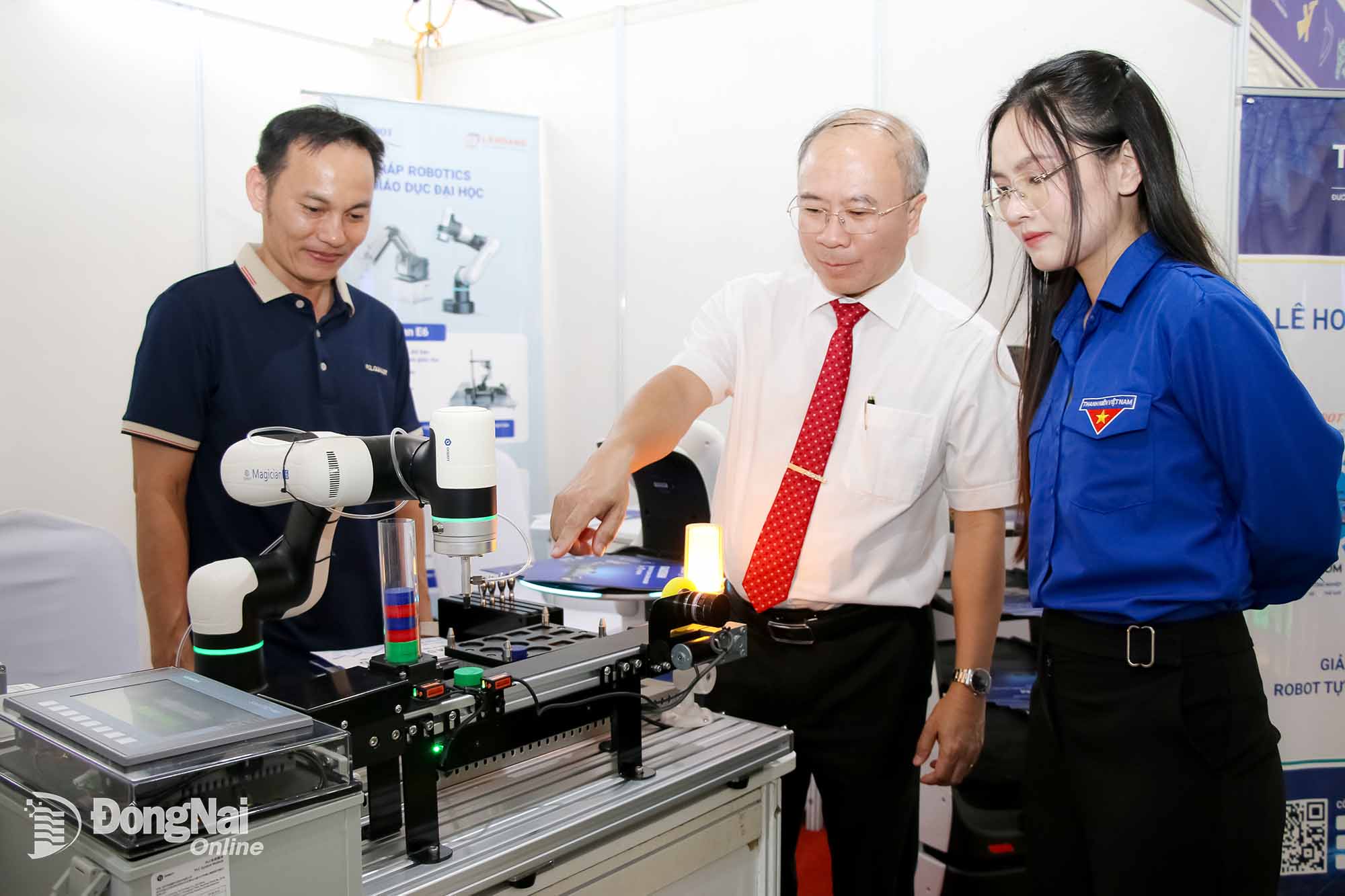 Nguyen Minh Quang (centre), Deputy Director of the Dong Nai Department of Science and Technology (DoST), visits an exhibition of digital technology products at Techfest Dong Nai 2025. Photo: Hai Quan.

