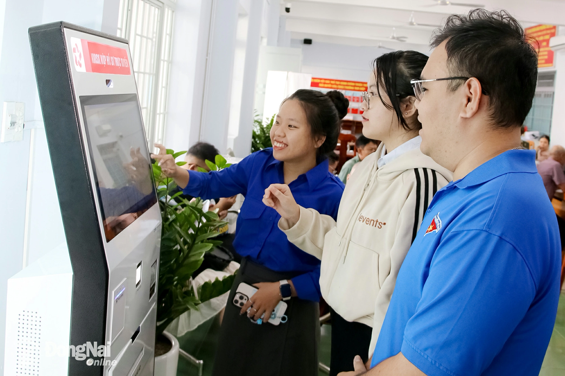 Youth union members and young people in Tam Hiep ward assist residents in registering for online administrative procedures at the ward Public Administration Service Center. Photo: Hai Quan.

