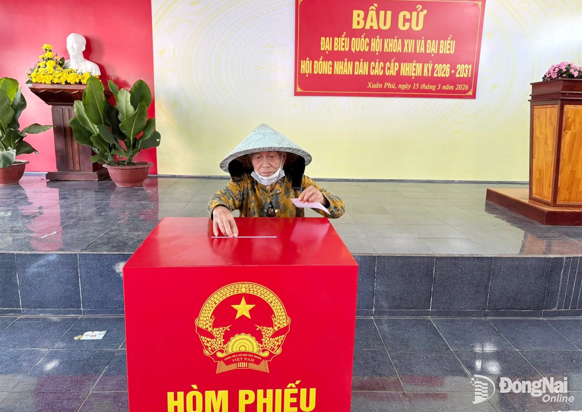 Cử tri cao tuổi của xã Xuân Phú trực tiếp đi bầu cử, thực hiện quyền và nghĩa vụ công dân của mình. Ảnh: CTV